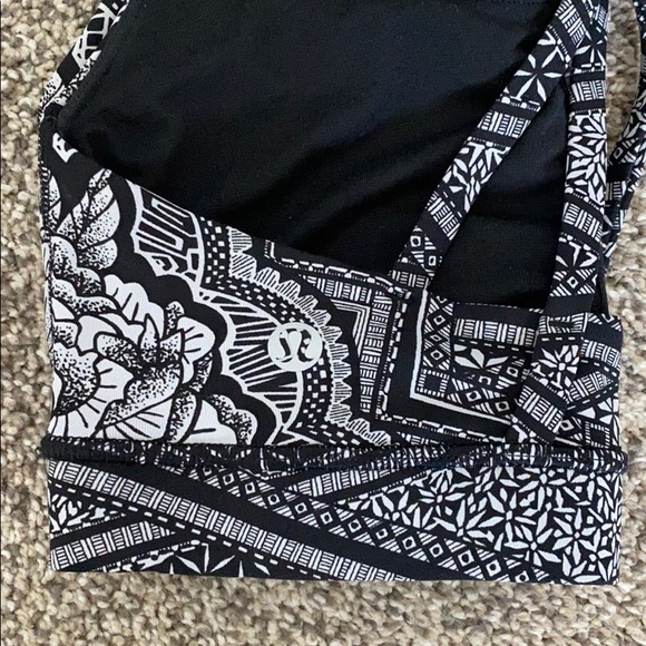 Lululemon Sports Bra Size 4 - Picture 3 of 3